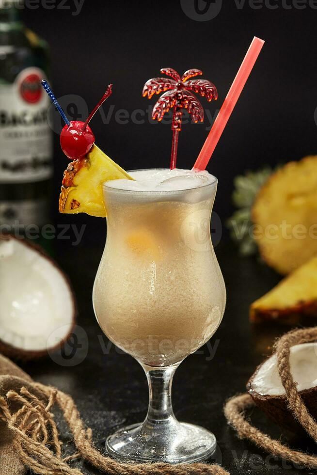 Rhum basé pina colada cocktail avec ananas jus et noix de coco Lait photo