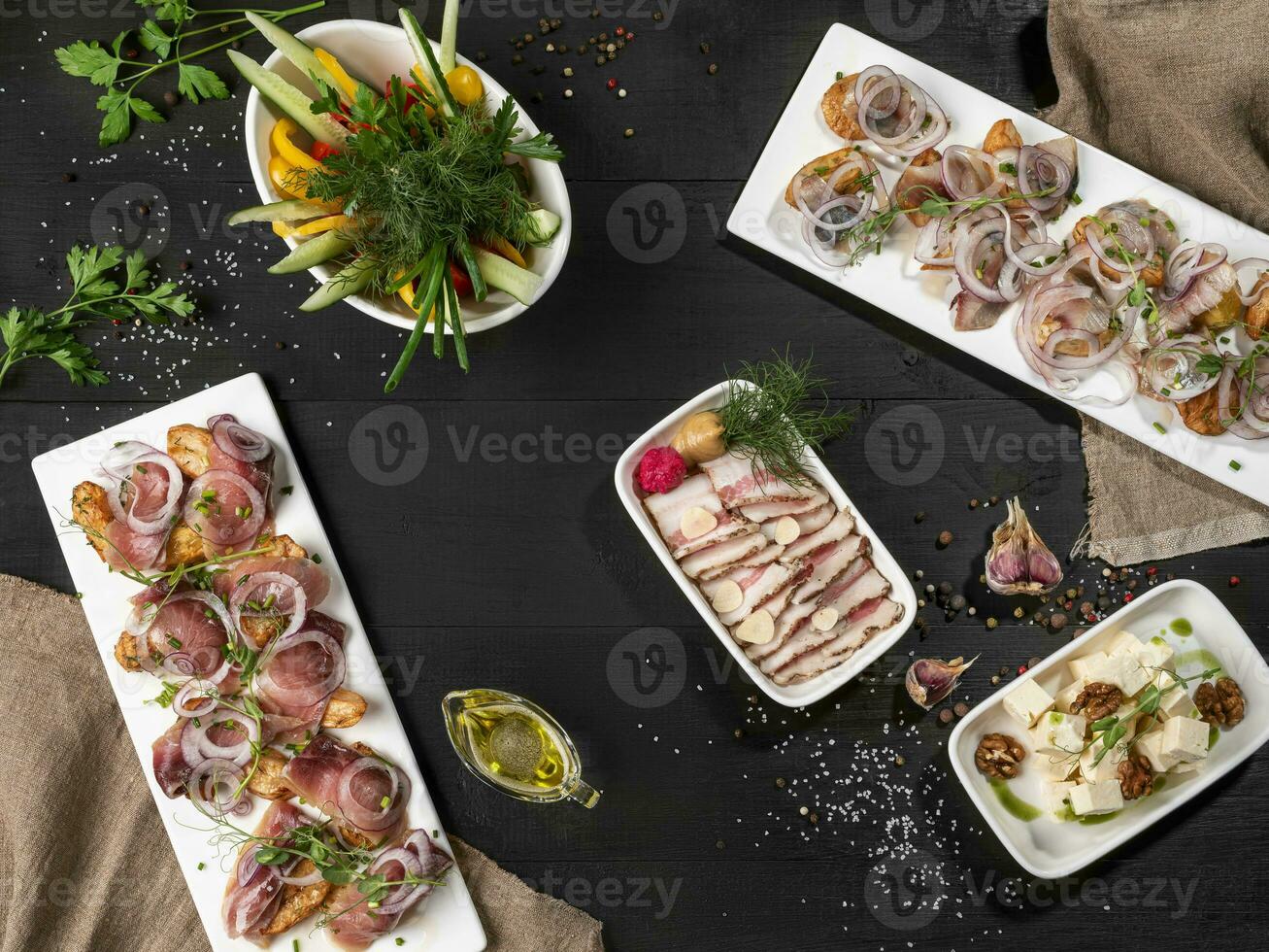 cuit patates avec poisson, tranché porc ventre, fromage et des légumes sur table photo