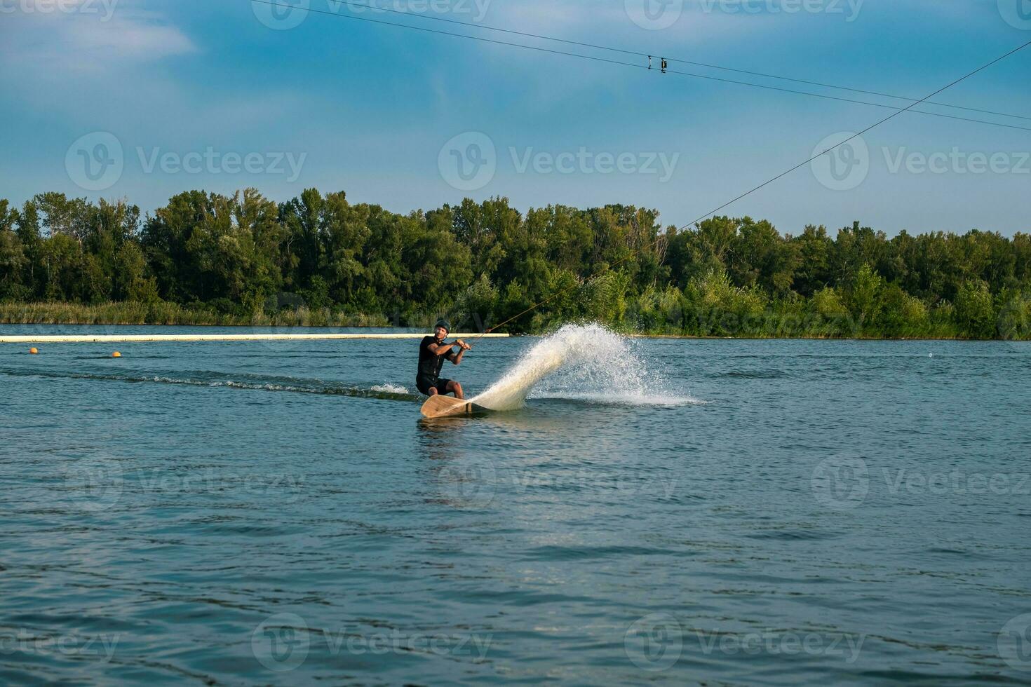 sportif homme équitation sur wakeboard sur rivière sur été journée photo