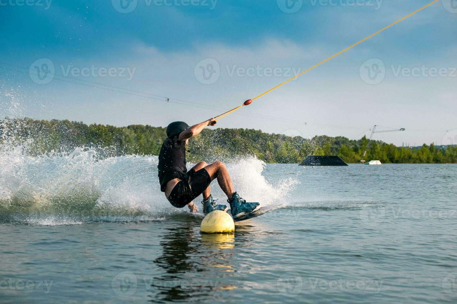 wakeboarder fabrication saisir de planche manœuvrer entre bouées photo