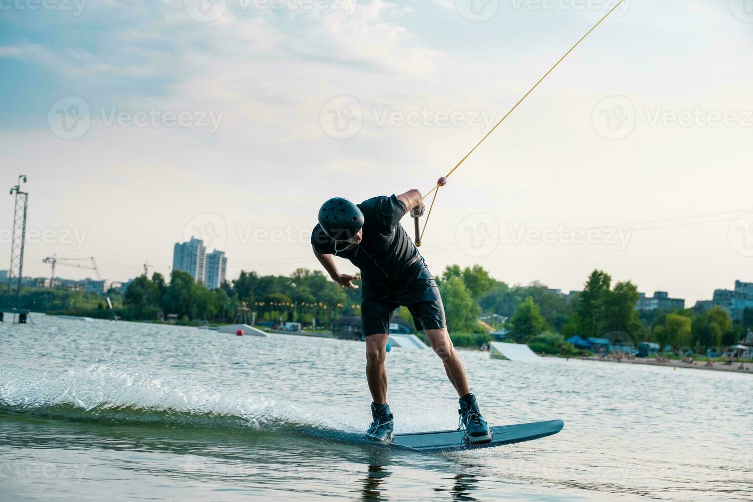 homme équilibrage sur wakeboard sur rivière surface dans ville photo