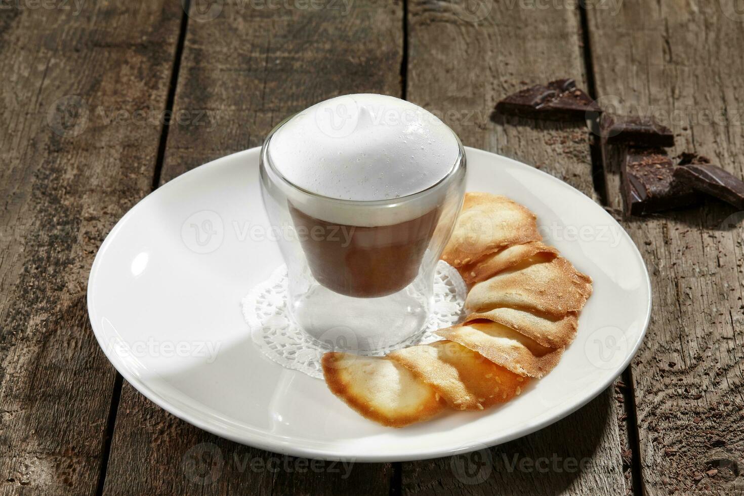 Chocolat mousse avec fouetté Oeuf blancs et sables frites photo