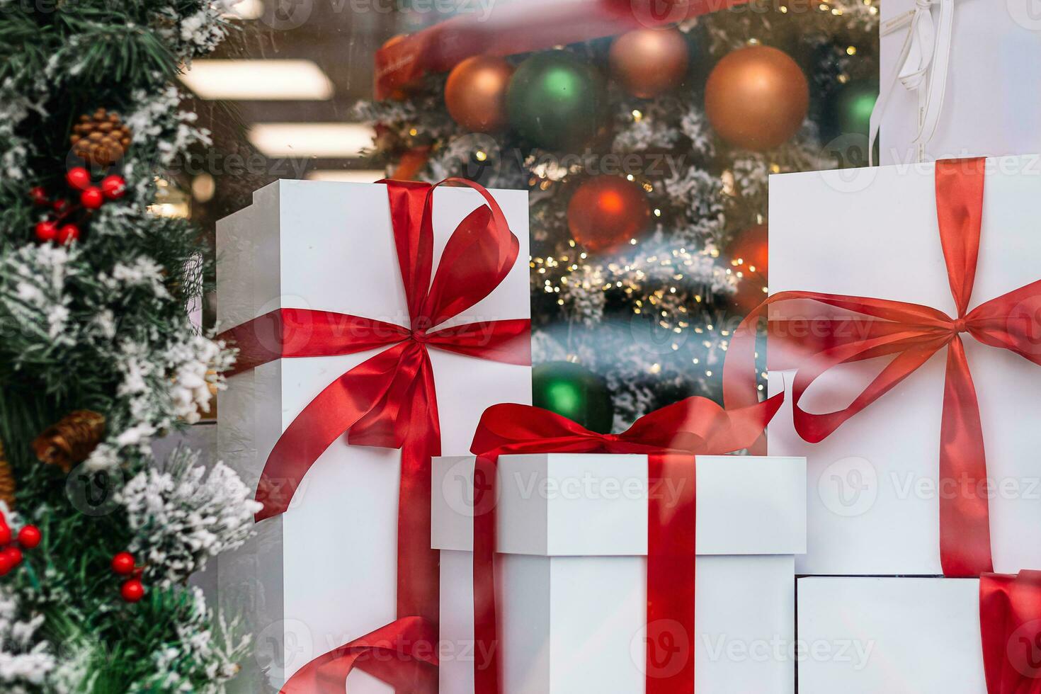 cadeau des boites dans boutique la fenêtre. saison de Noël achats et ventes. photo