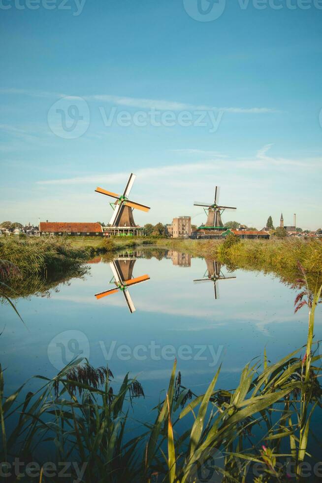 populaire touristique place zaanse schans est près Amsterdam dans le Ouest de le Pays-Bas. historique, réaliste Moulins à vent pendant lever du soleil. la Hollande point de repère photo