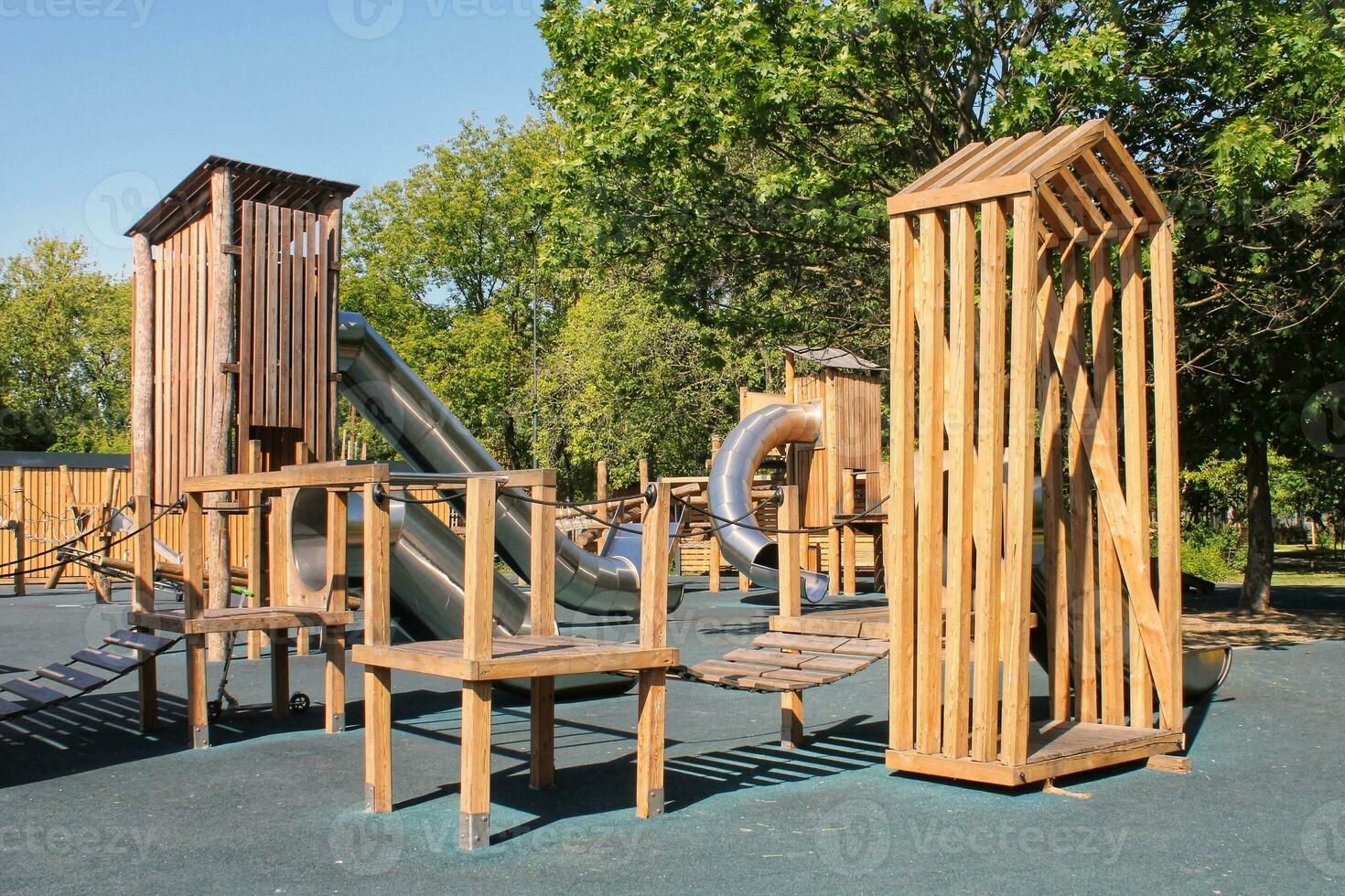 Équipement De Terrain De Jeu Extérieur Pour Enfants De Sécurité écologique  Moderne En Bois Dans Un Parc Public. Architecture De La Nature