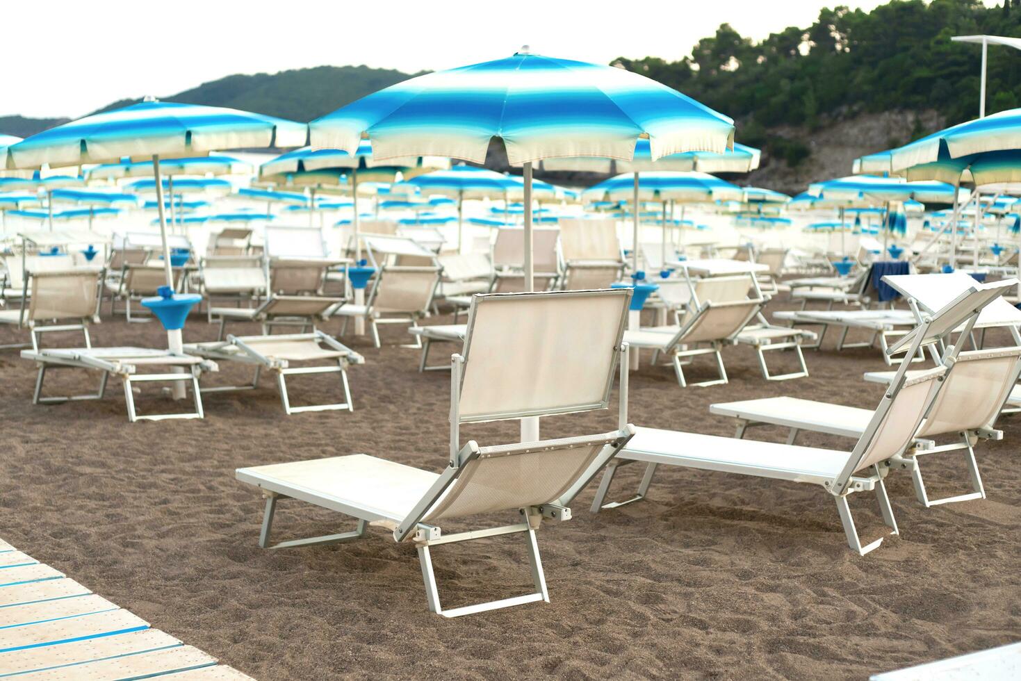 vide sablonneux plage avec parapluies et transats. plage saison. vide des plages pendant une pandémie. sélectif se concentrer. photo