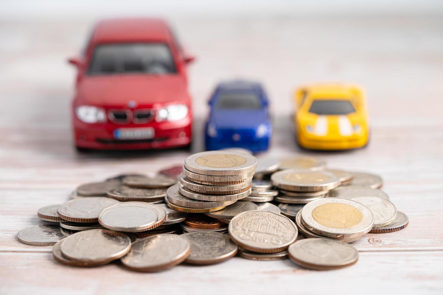 voiture sur fond de pièces de monnaie prêt de voiture, finance, économiser de l'argent, assurance et concepts de temps de location photo