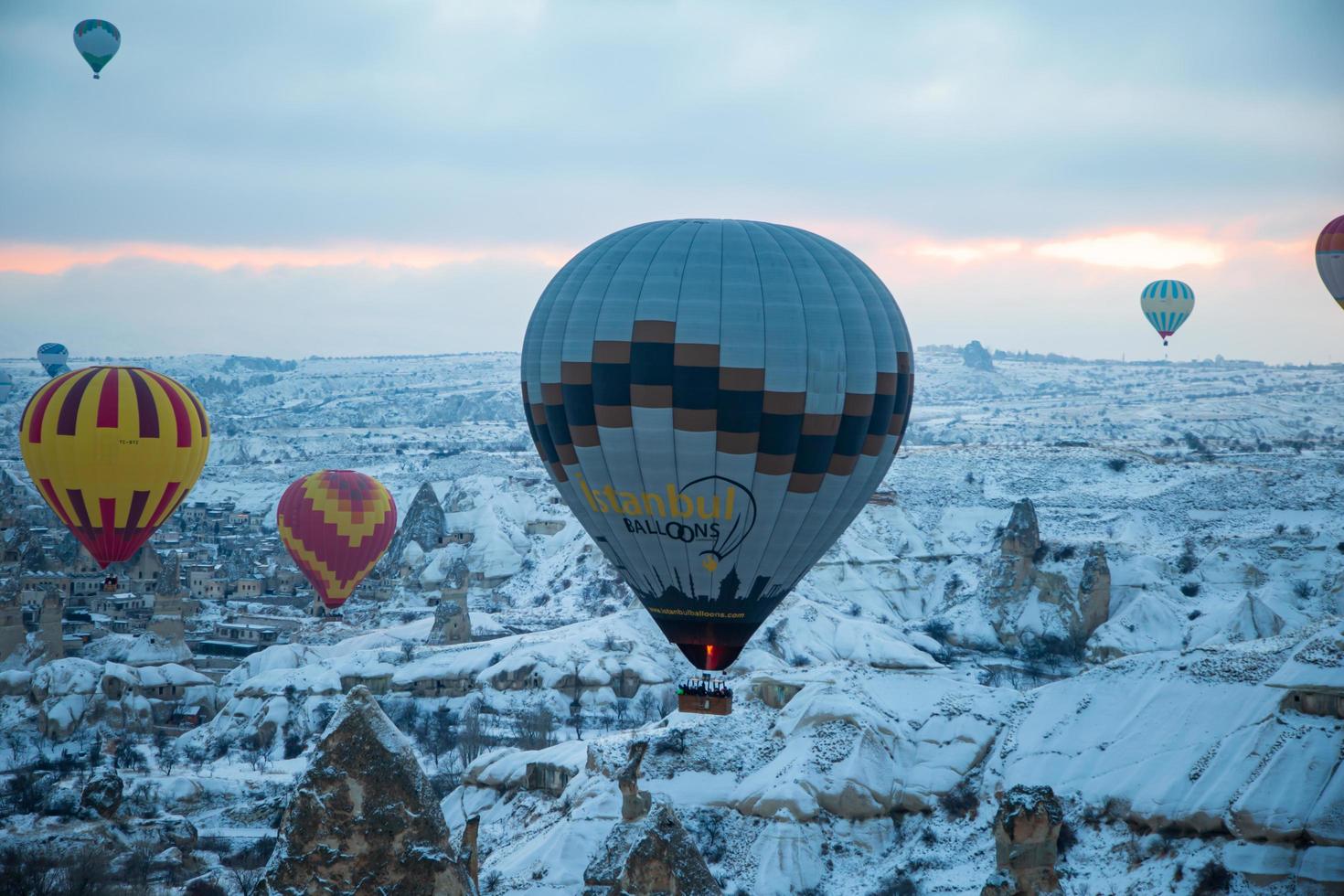 cappadoce, turquie, 2021 - montgolfières survolant la cappadoce photo