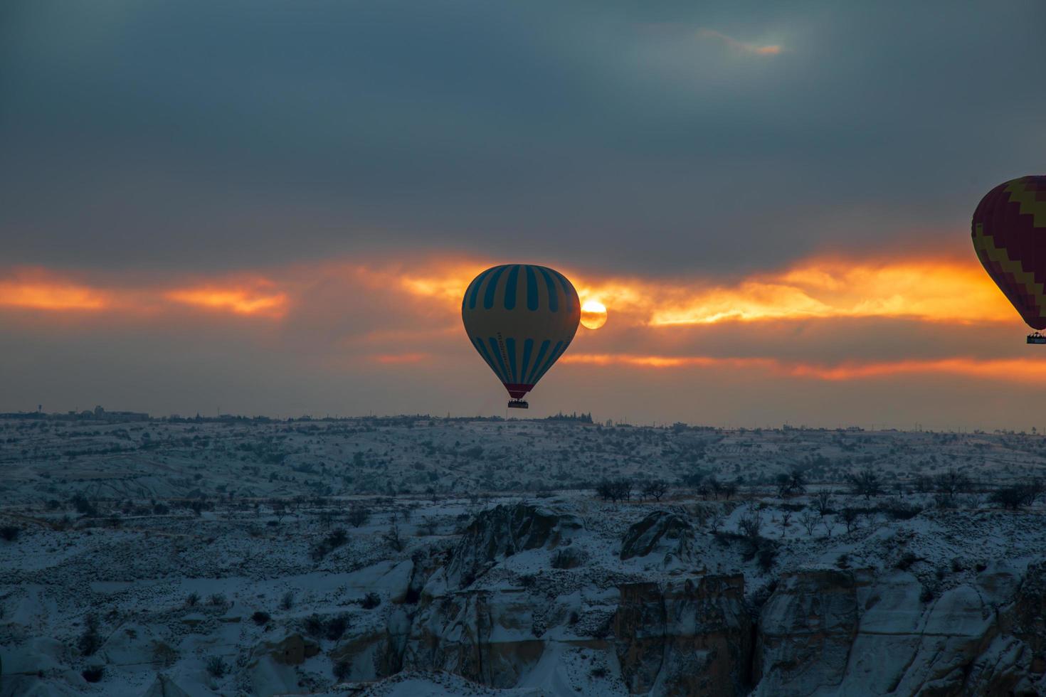 cappadoce, turquie, 2021 - montgolfières survolant la cappadoce photo