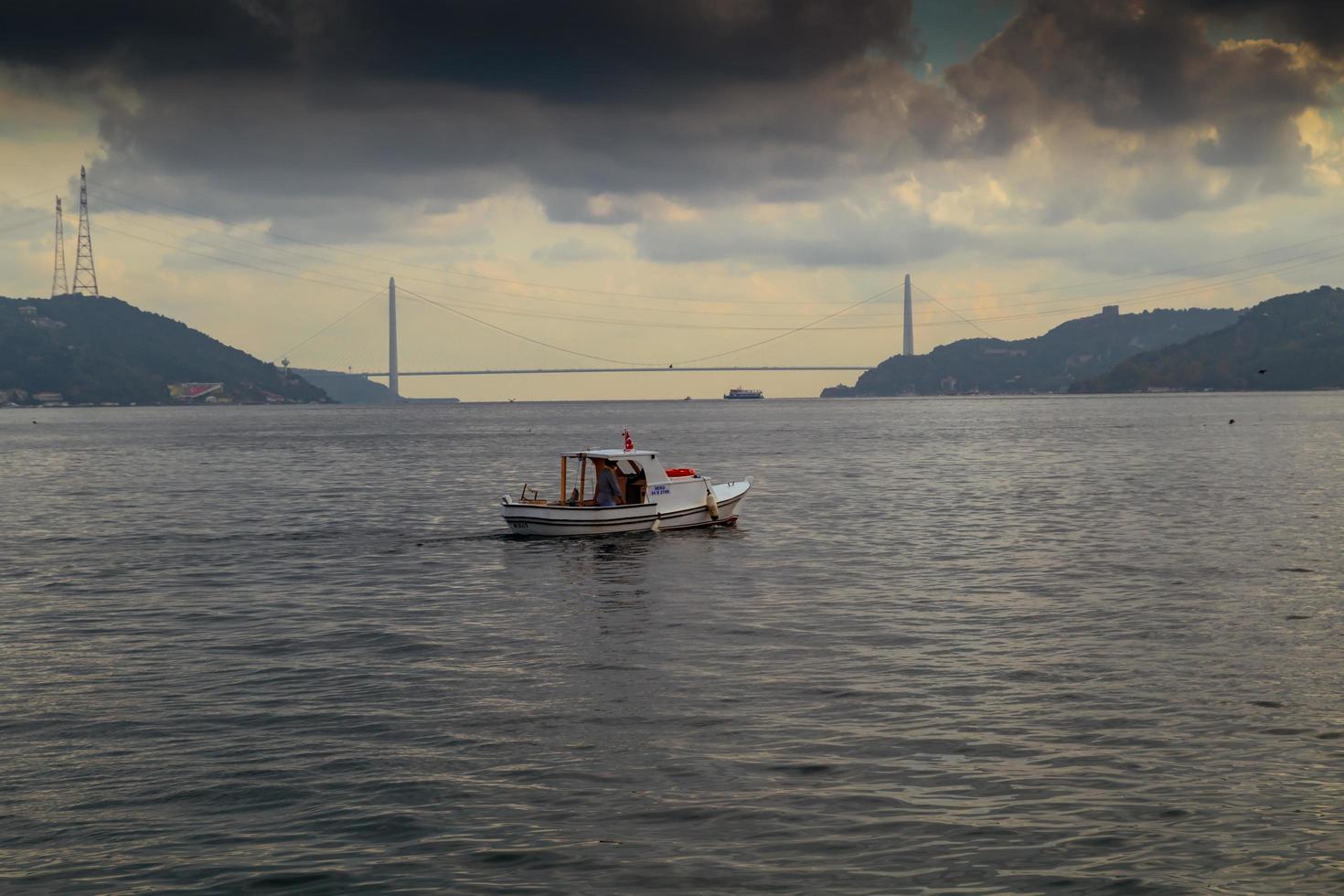 bateaux de pêcheurs naviguant un jour brumeux, bosphore istanbul. photo