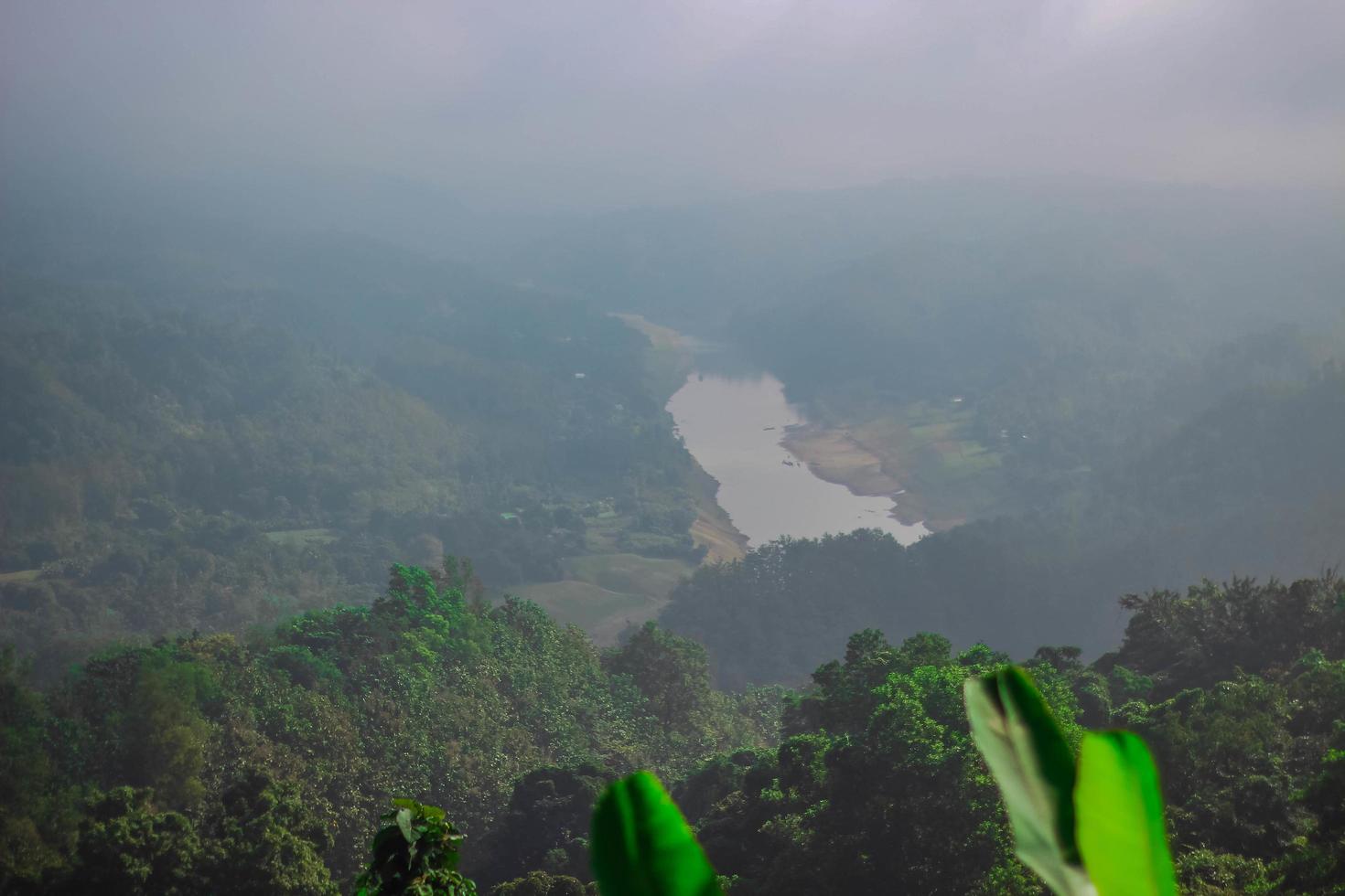 le petit brouillard de la rivière sur les montagnes photo