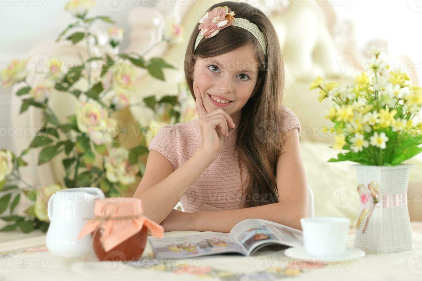 proche en haut portrait de Jeune fille en train de lire intéressant gros livre photo