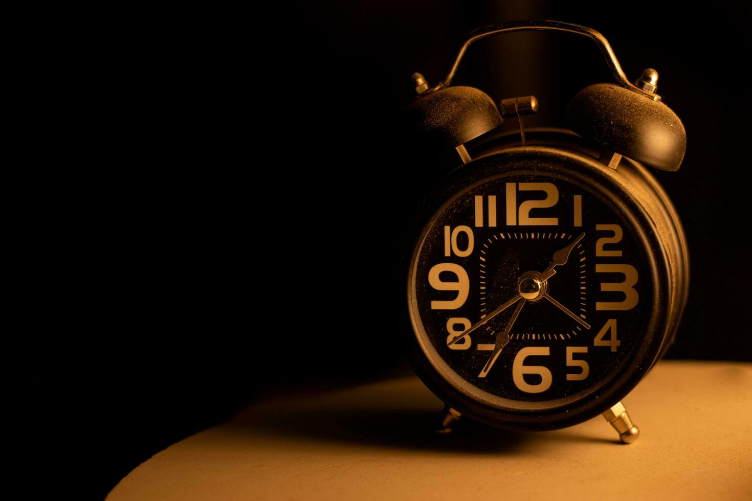 fermer de une noir alarme l'horloge , de bonne heure Matin photo