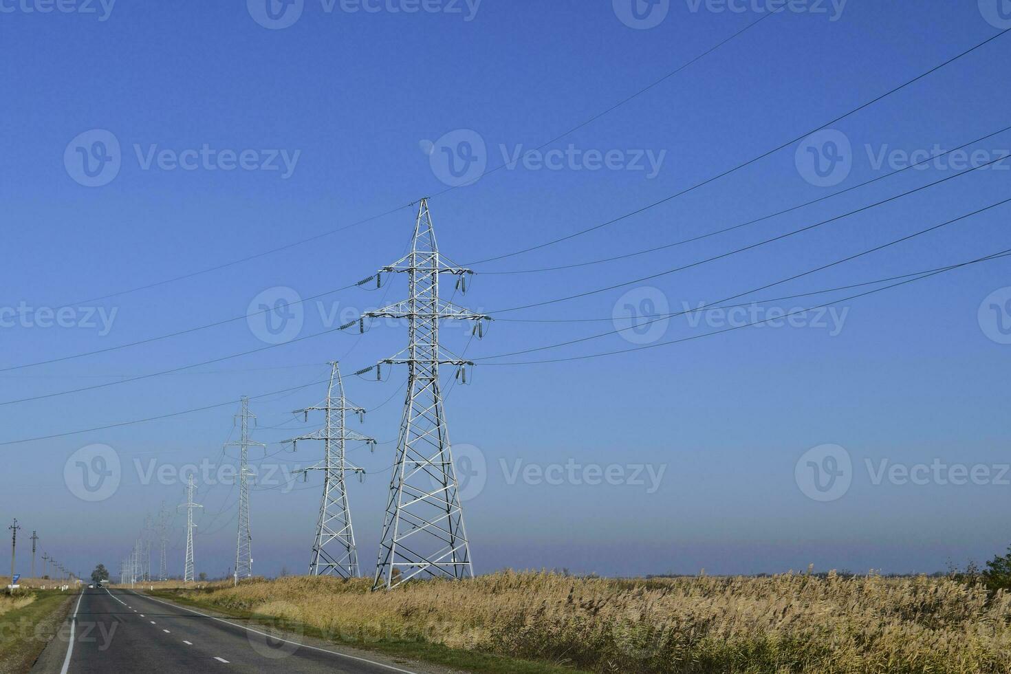 soutien de électricité câbles le long de le route photo