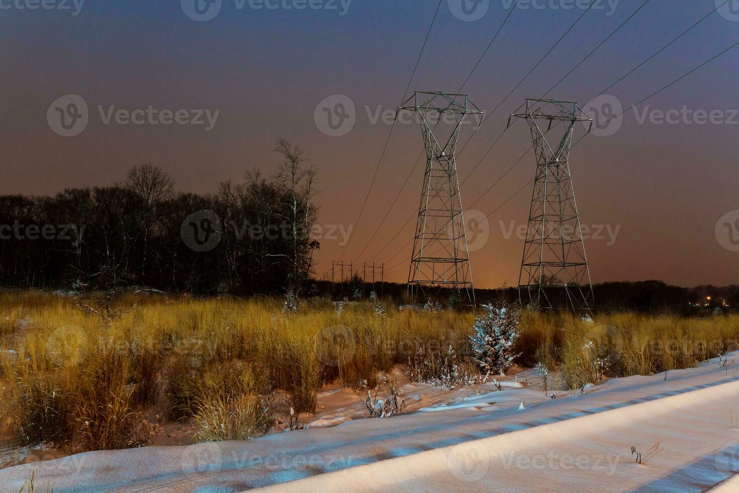 industriel paysage - illuminé chemin de fer station par hiver nuit avec chute de neige photo