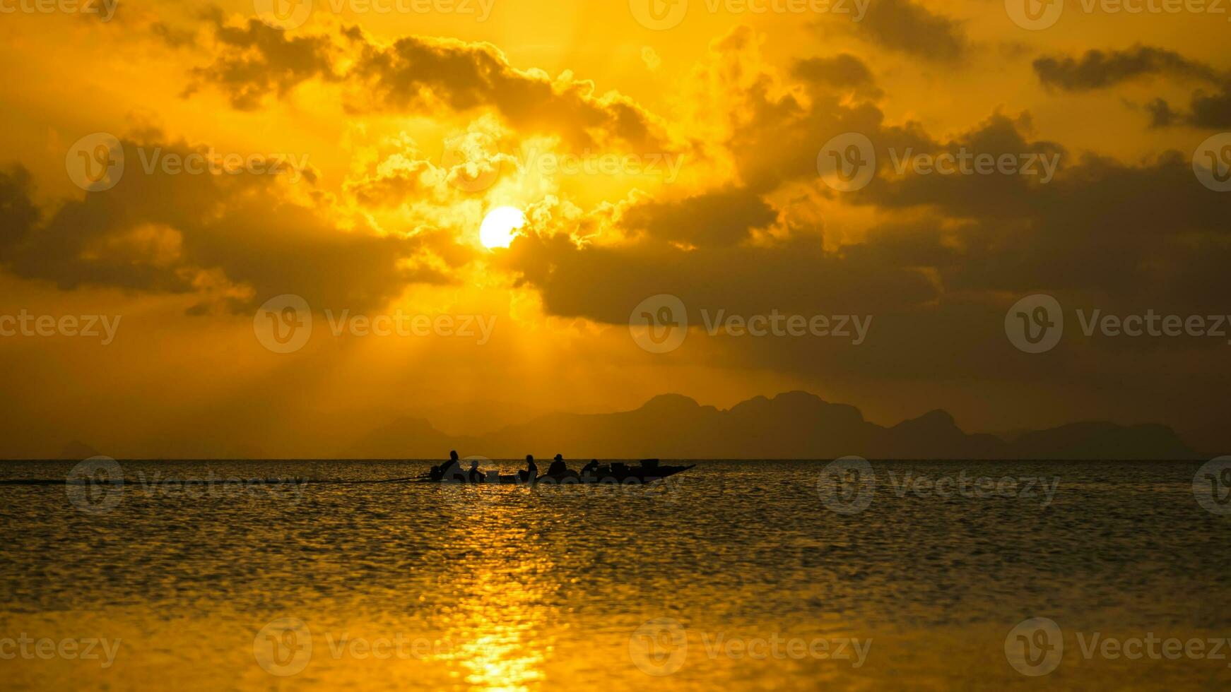 silhouettes de minimal pêcheur à le lac, Thaïlande. photo