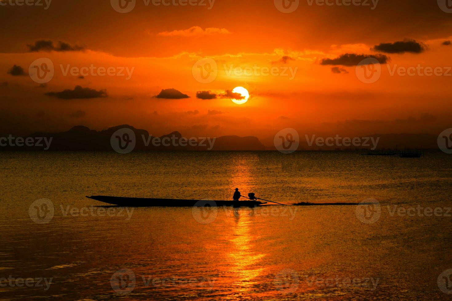 silhouettes de pêcheur à le Lac avec coucher de soleil, Thaïlande. photo