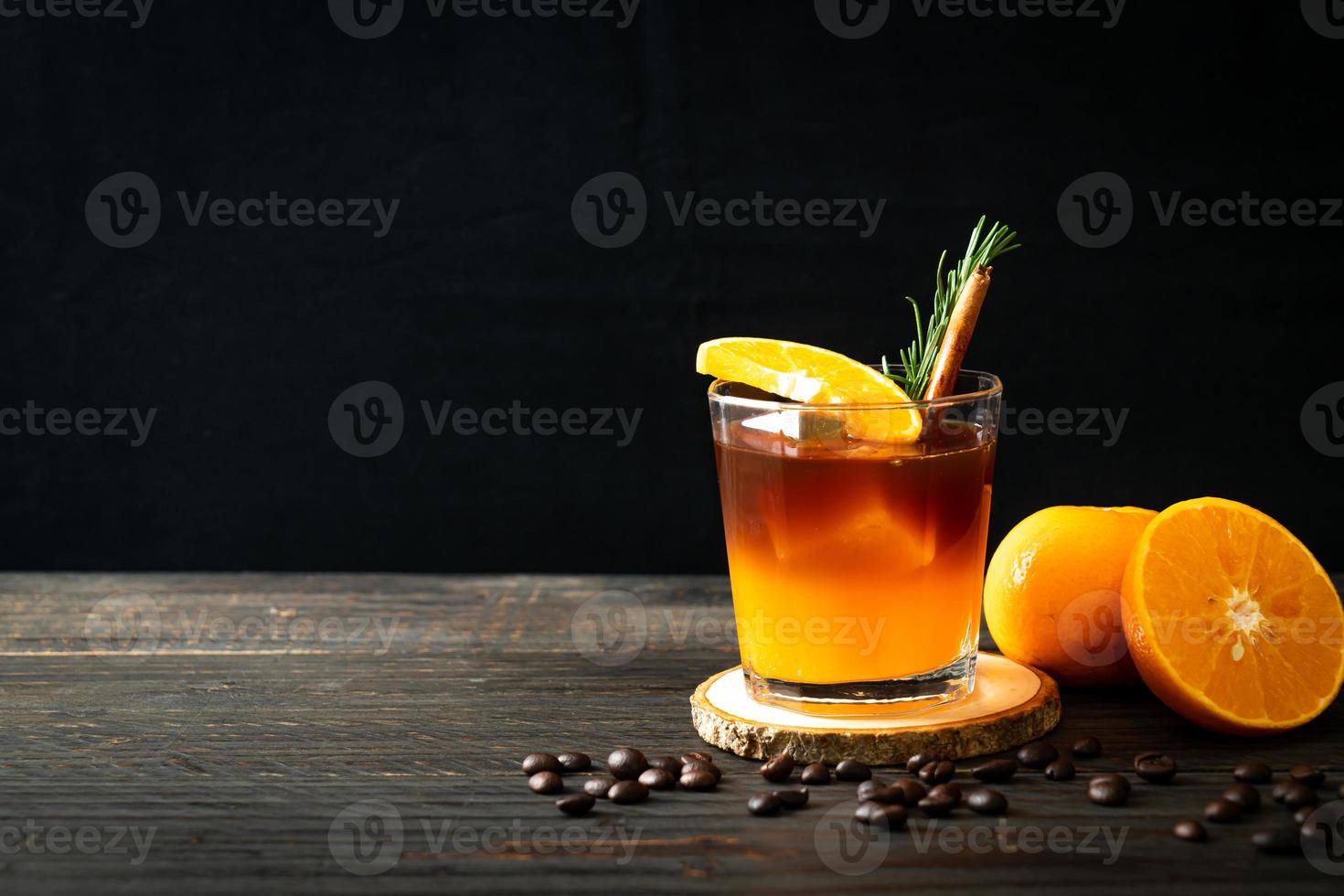 café noir avec jus d'orange et de citron photo