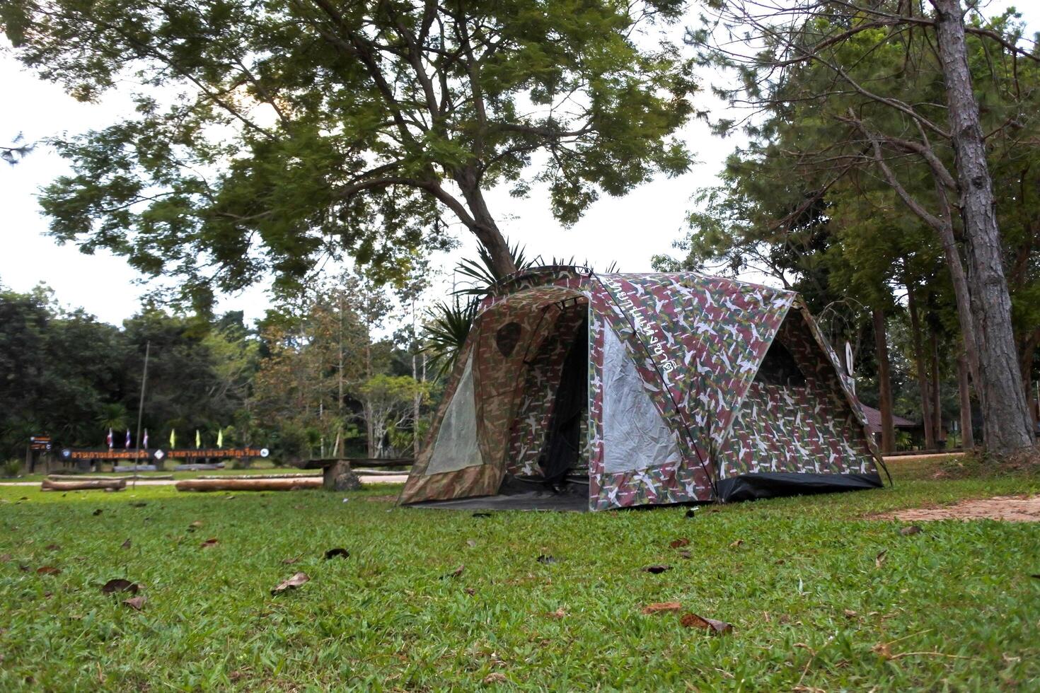 camping dans le forêt phu wiang nationale parc, khon kaen , Thaïlande photo