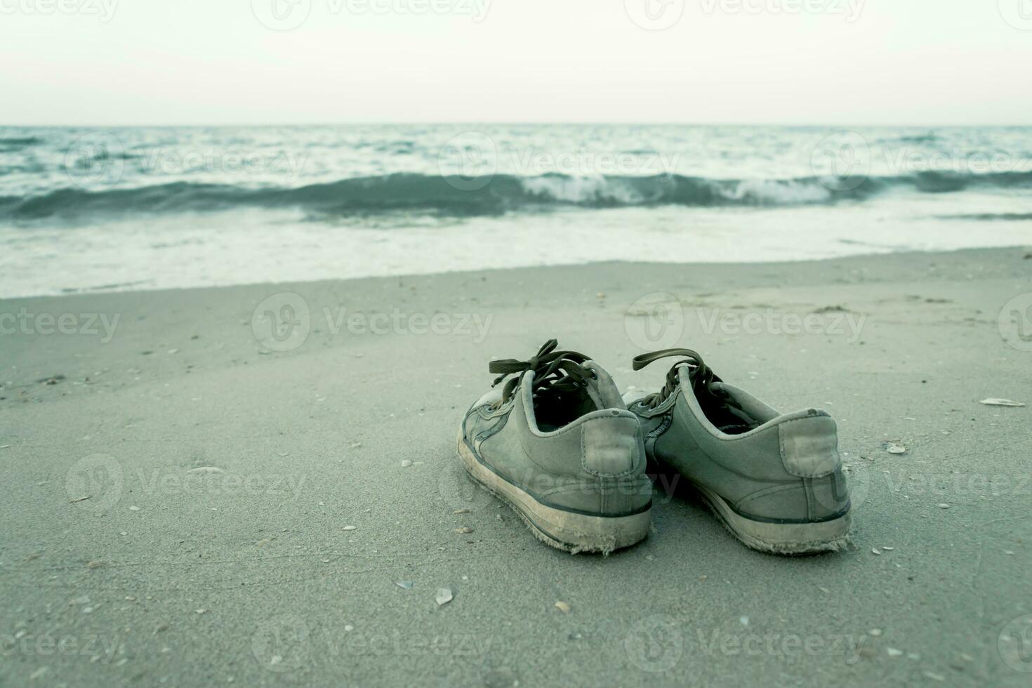 des chaussures sur le plage dans ancien couleur. photo