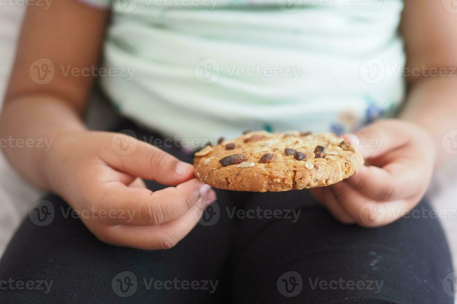 fermer de enfant bouche en mangeant entier repas biscuits photo