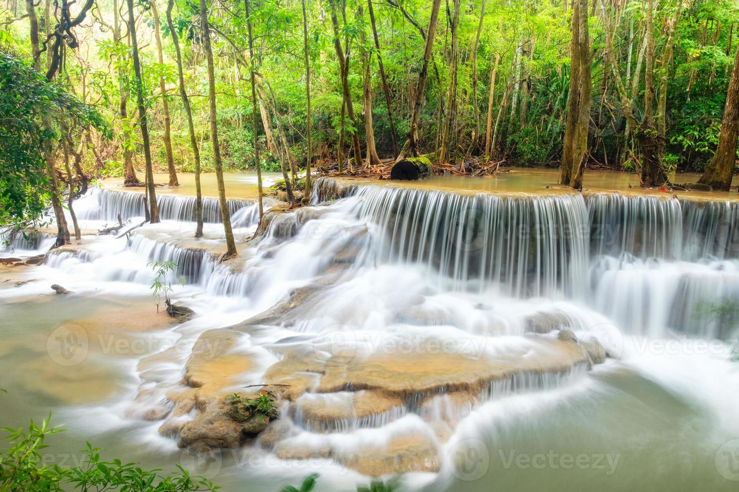 belle cascade de huay mae khamin dans la forêt tropicale photo