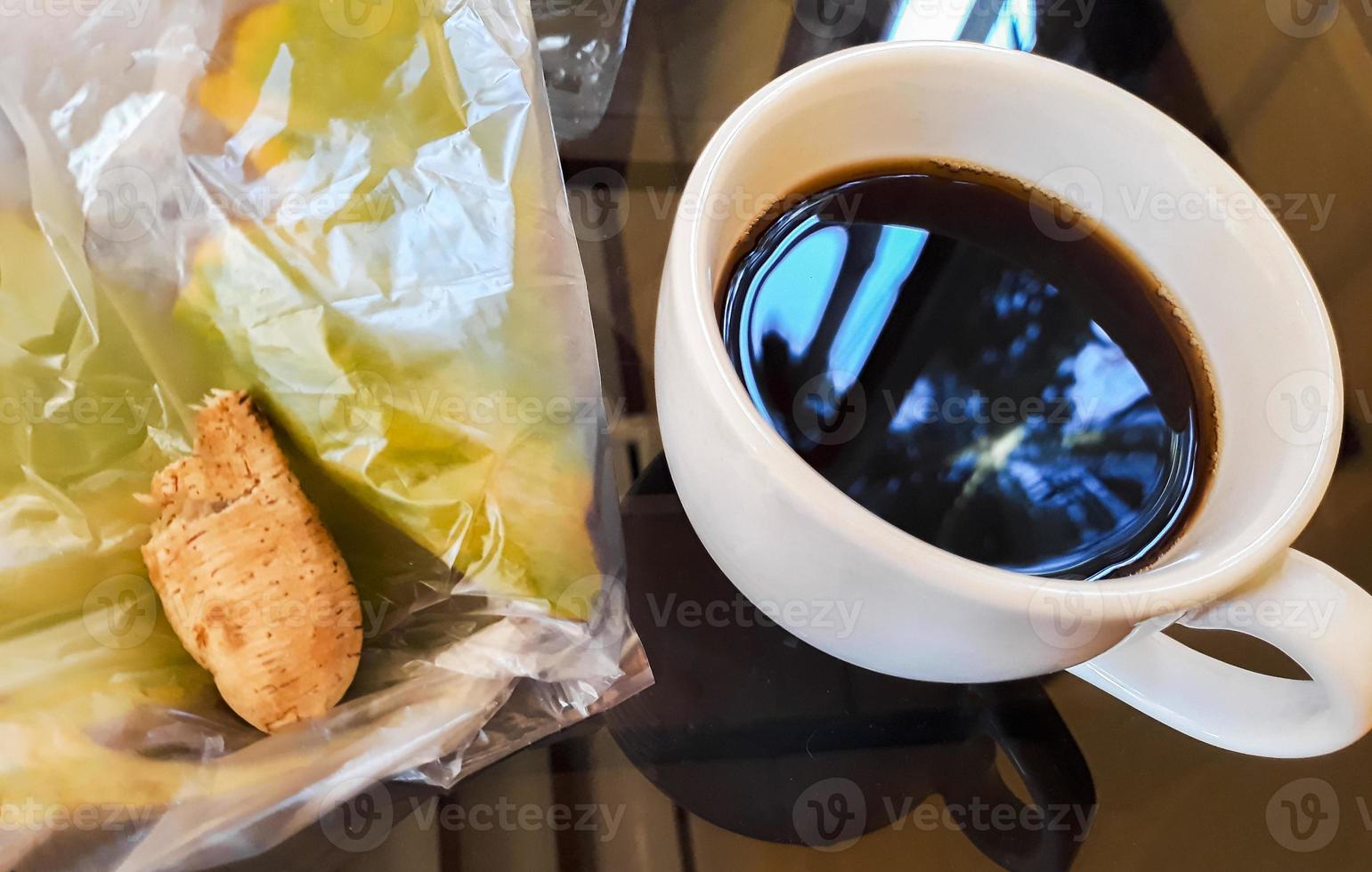 café noir tasse blanche banane grillée snack table noire laos. photo