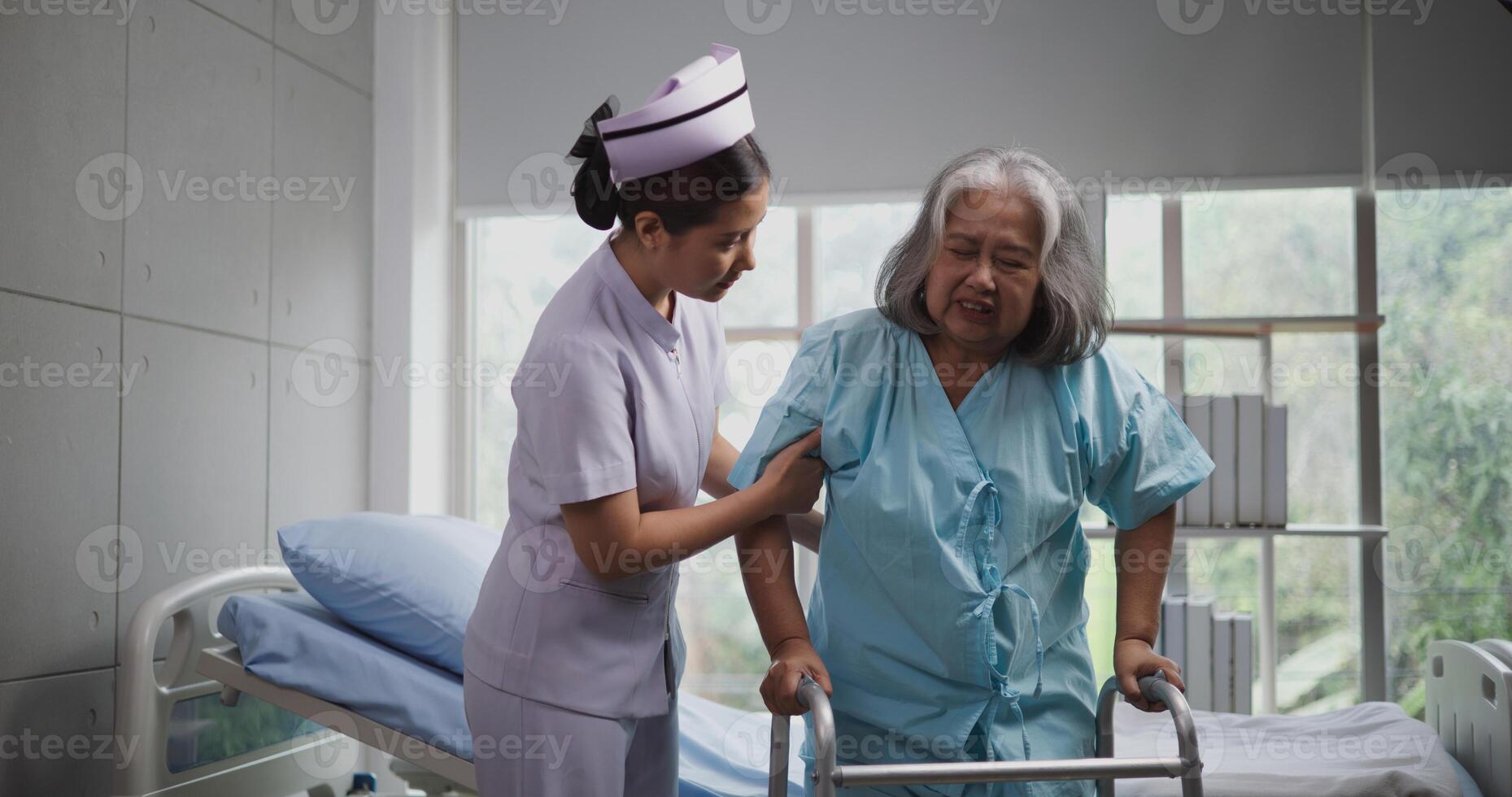 portrait de Jeune infirmière soins pour un personnes âgées femme à marcher avec une marcheur à le hôpital. soins de santé, retraite, bénévole, soignant et mode de vie concept photo