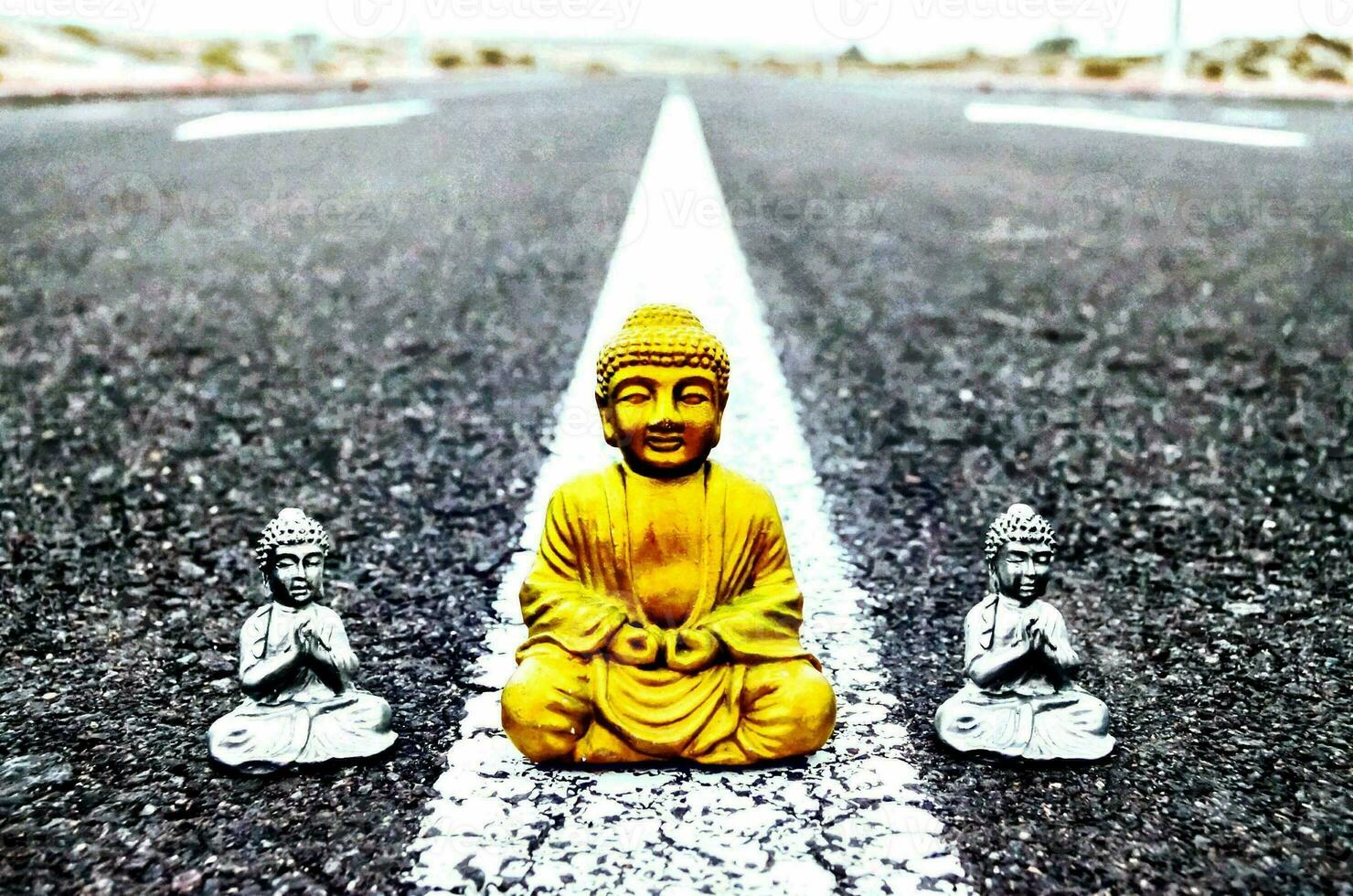Bouddha statue sur le route photo