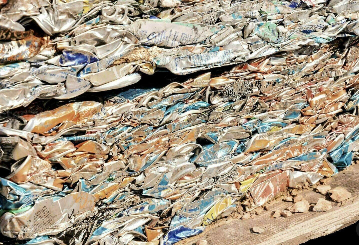 une pile de aluminium canettes empilés sur Haut de chaque autre photo