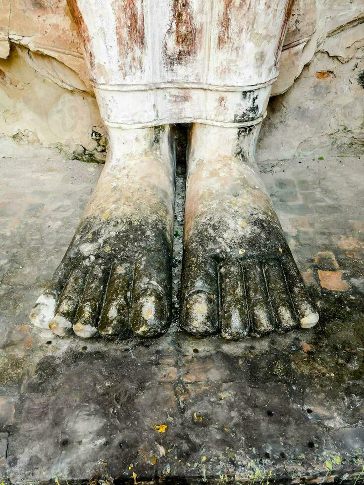 le pieds de une statue de Bouddha photo