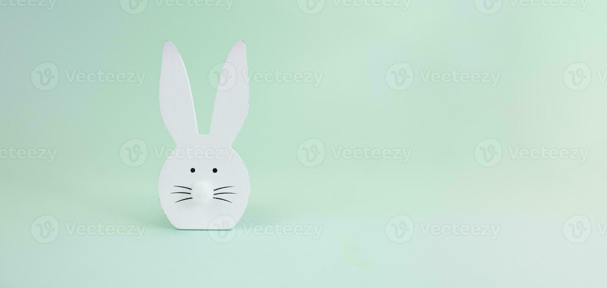 minimaliste Pâques composition. blanc décoratif lapin sur une turquoise Contexte. photo