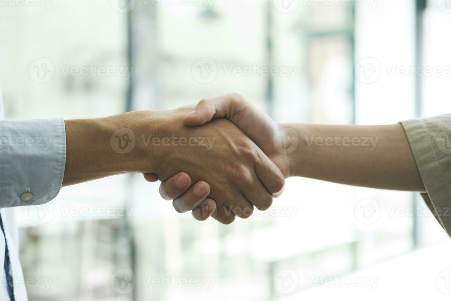 hommes d'affaires poignée de main après bien accord. photo