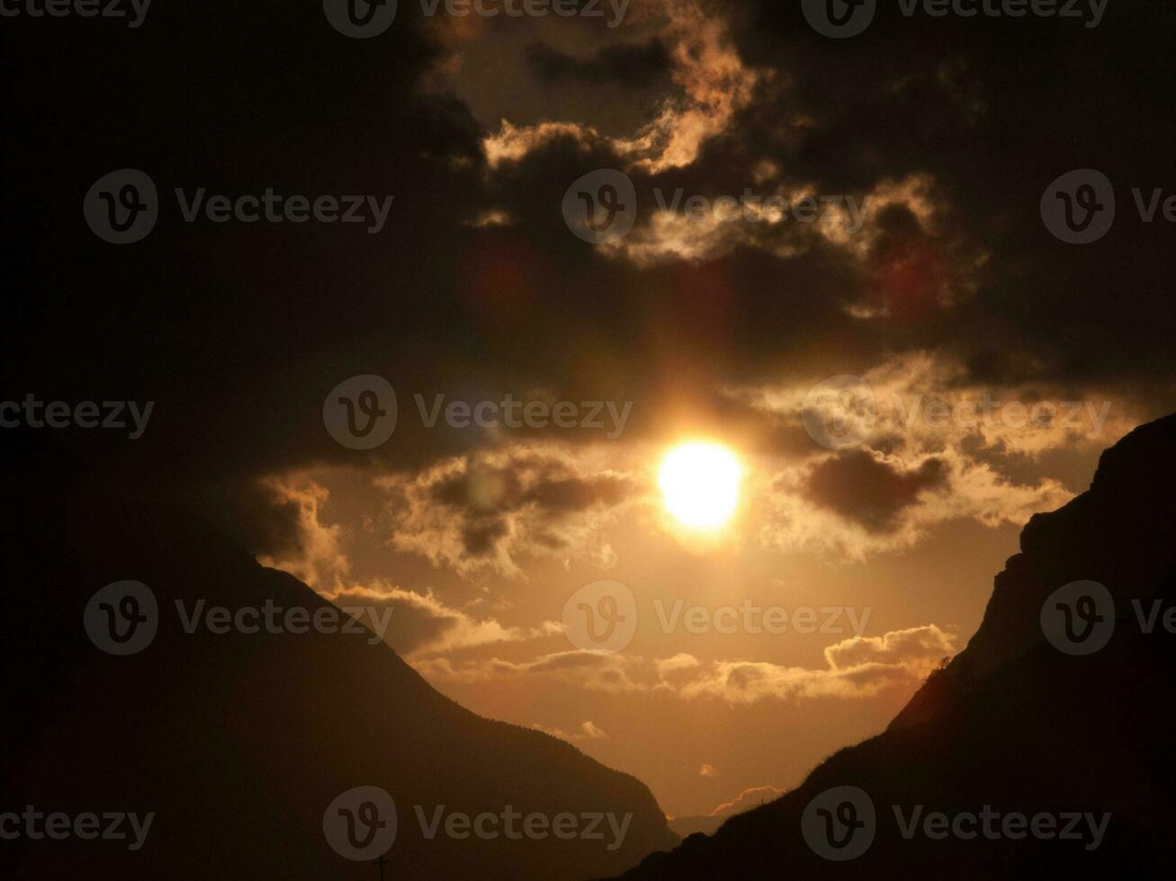 le Soleil est réglage derrière une Montagne intervalle photo