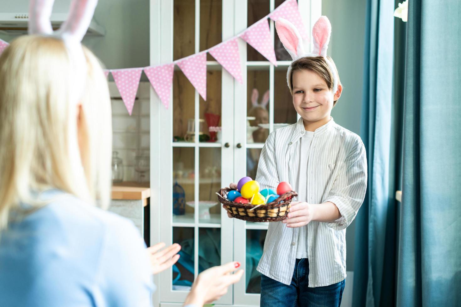 fils donne à maman un panier d'œufs de Pâques. fils de près. photo