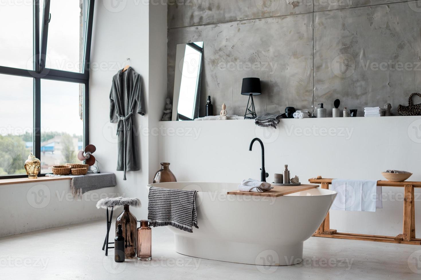 intérieur de salle de bain élégant, meubles élégants, plomberie et accessoires photo