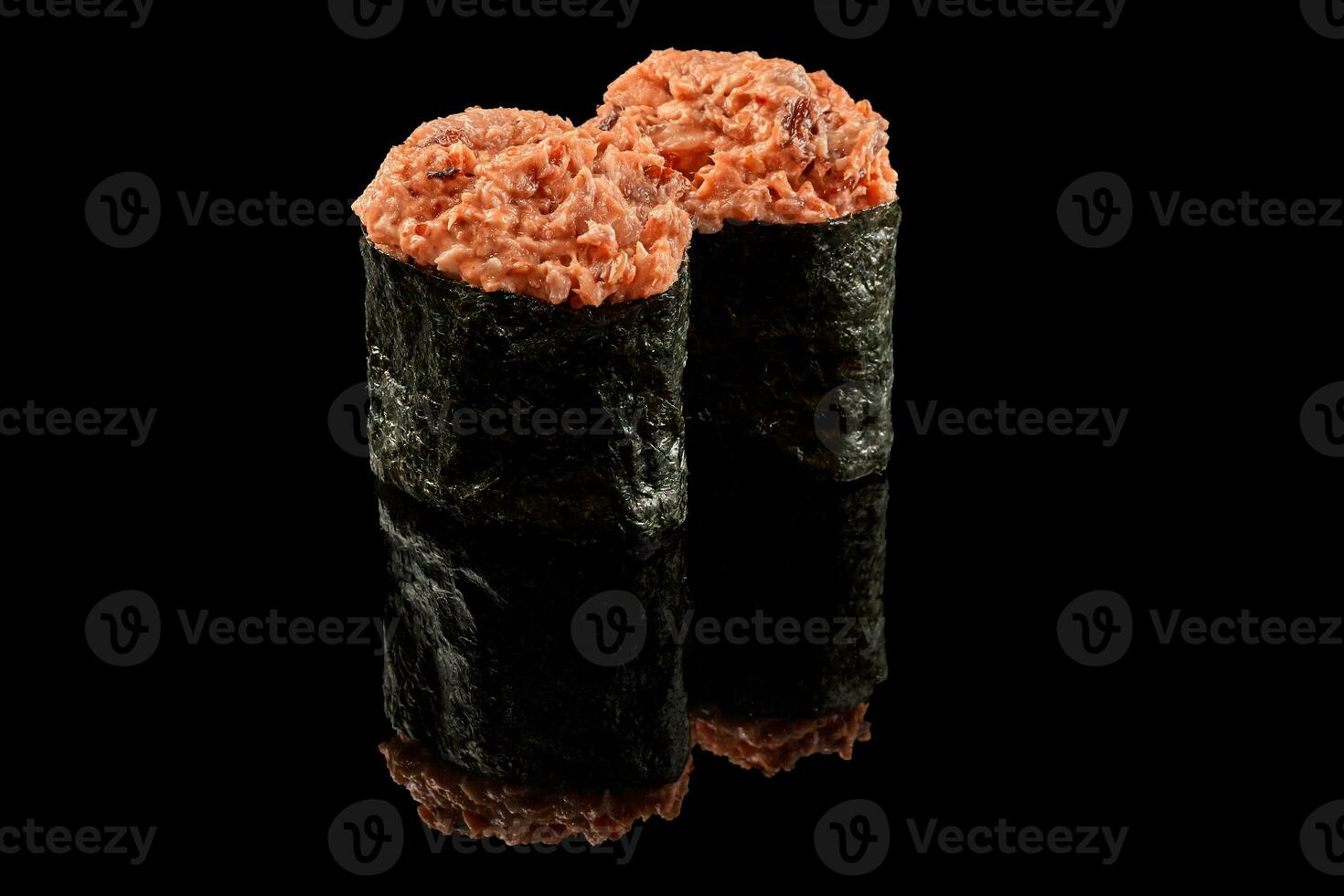 gunkan maki Sushi avec anguille sur noir Contexte photo