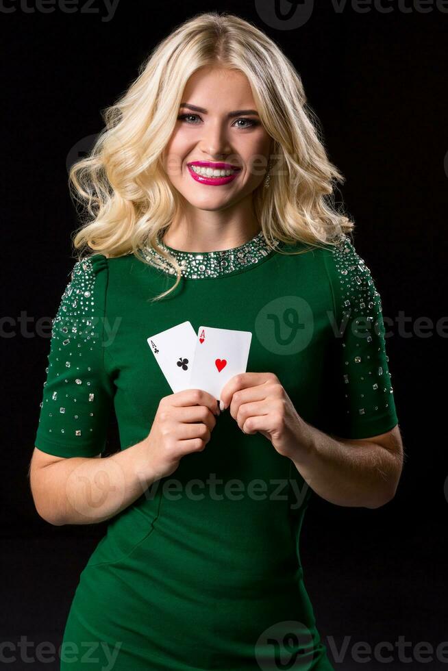 blond femme dans posant avec cartes photo