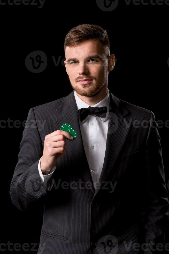 homme dans une costume posant avec frites pour jeux d'argent photo