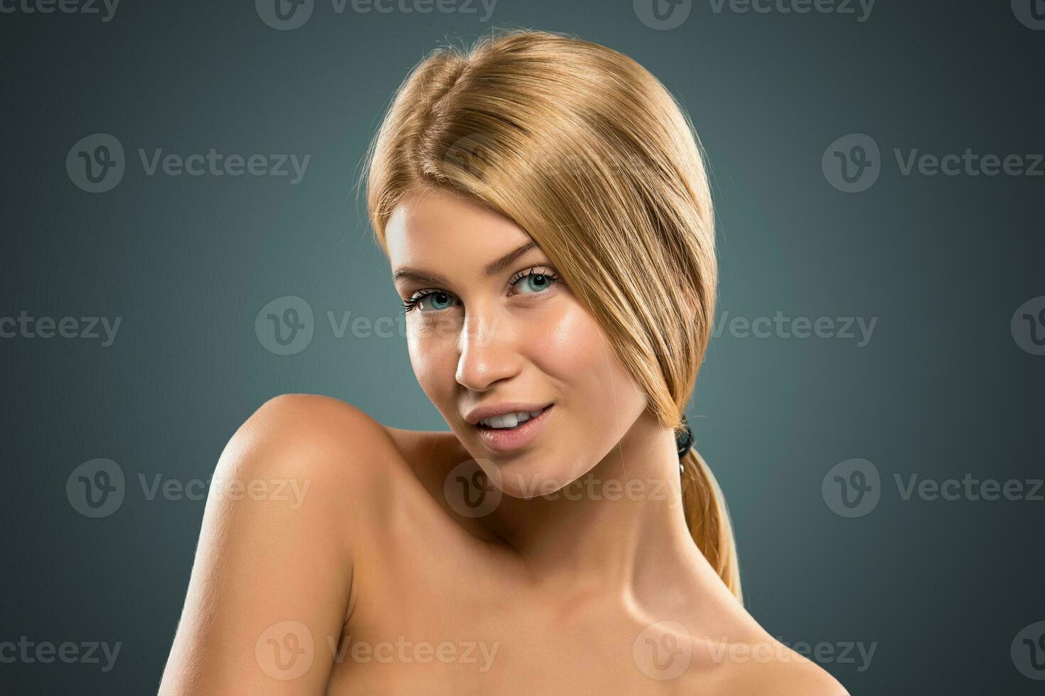 portrait magnifique blond femme avec longue cheveux et bleu yeux photo