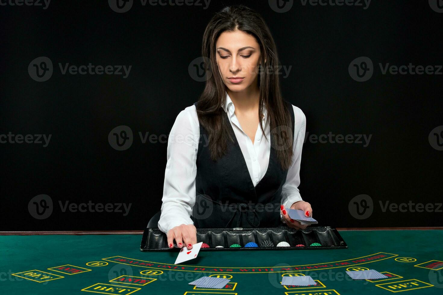 le magnifique fille, Marchand, derrière une table pour poker 35422051 Photo  de stock chez Vecteezy