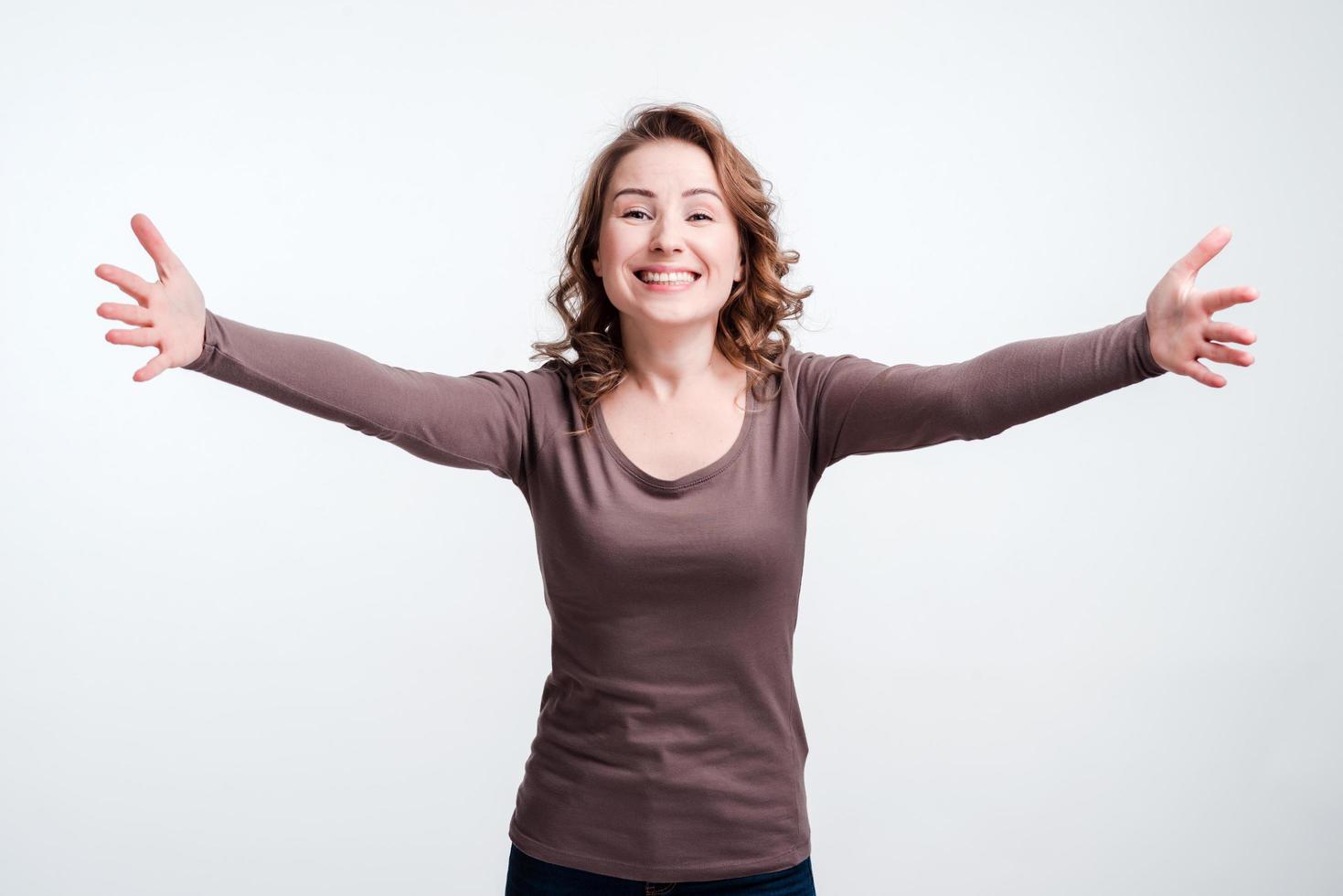 femme heureuse souriante en attente de câlins, félicitations. fond blanc. photo