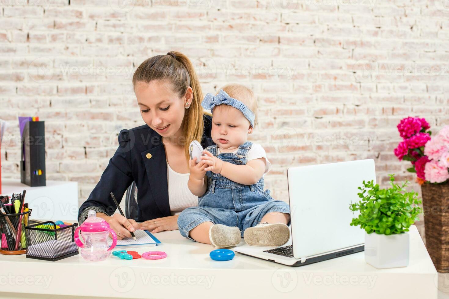 maman et femme d'affaires travail avec portable ordinateur à Accueil et en jouant avec sa bébé fille. photo