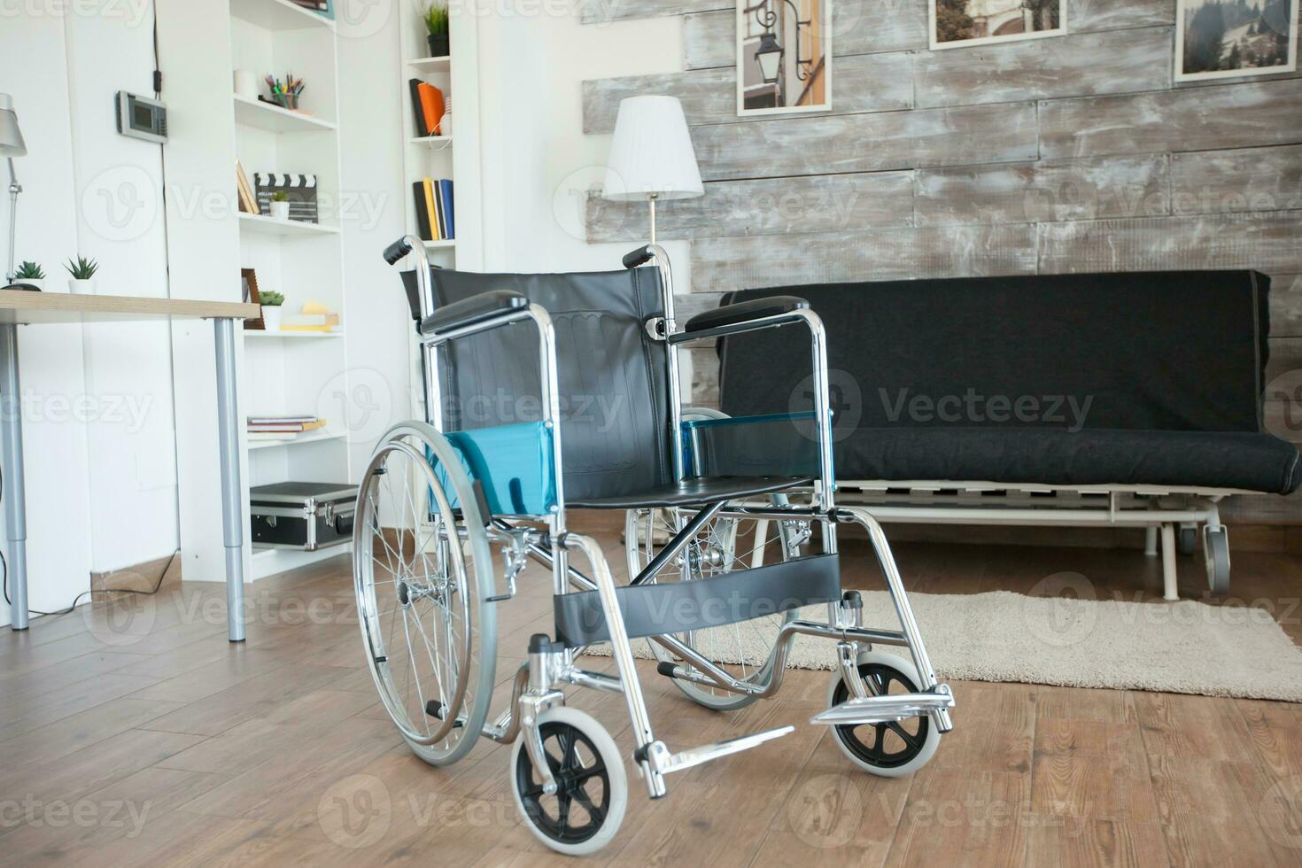 fauteuil roulant pour transport de patient avec en marchant invalidité dans allaitement maison. non patient dans le pièce dans le privé allaitement maison. thérapie mobilité soutien personnes âgées et désactivée en marchant invalidité déficience récupération paralysie invalide réhabilitation photo