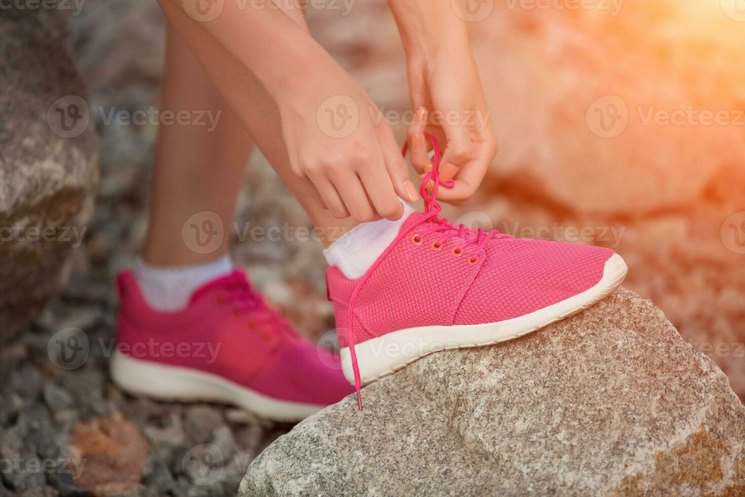 fonctionnement des chaussures - femme attacher chaussure lacets. photo