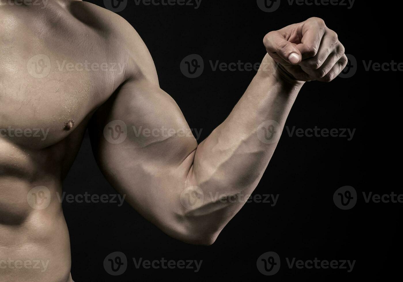 image de très musclé homme posant avec nu torse photo