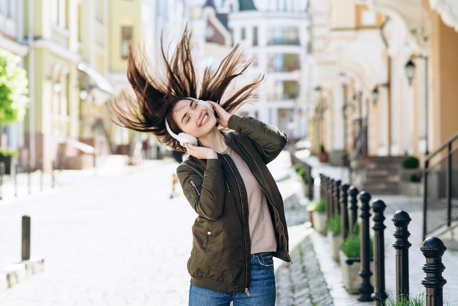 belle fille souriante s'amusant à écouter de la musique photo