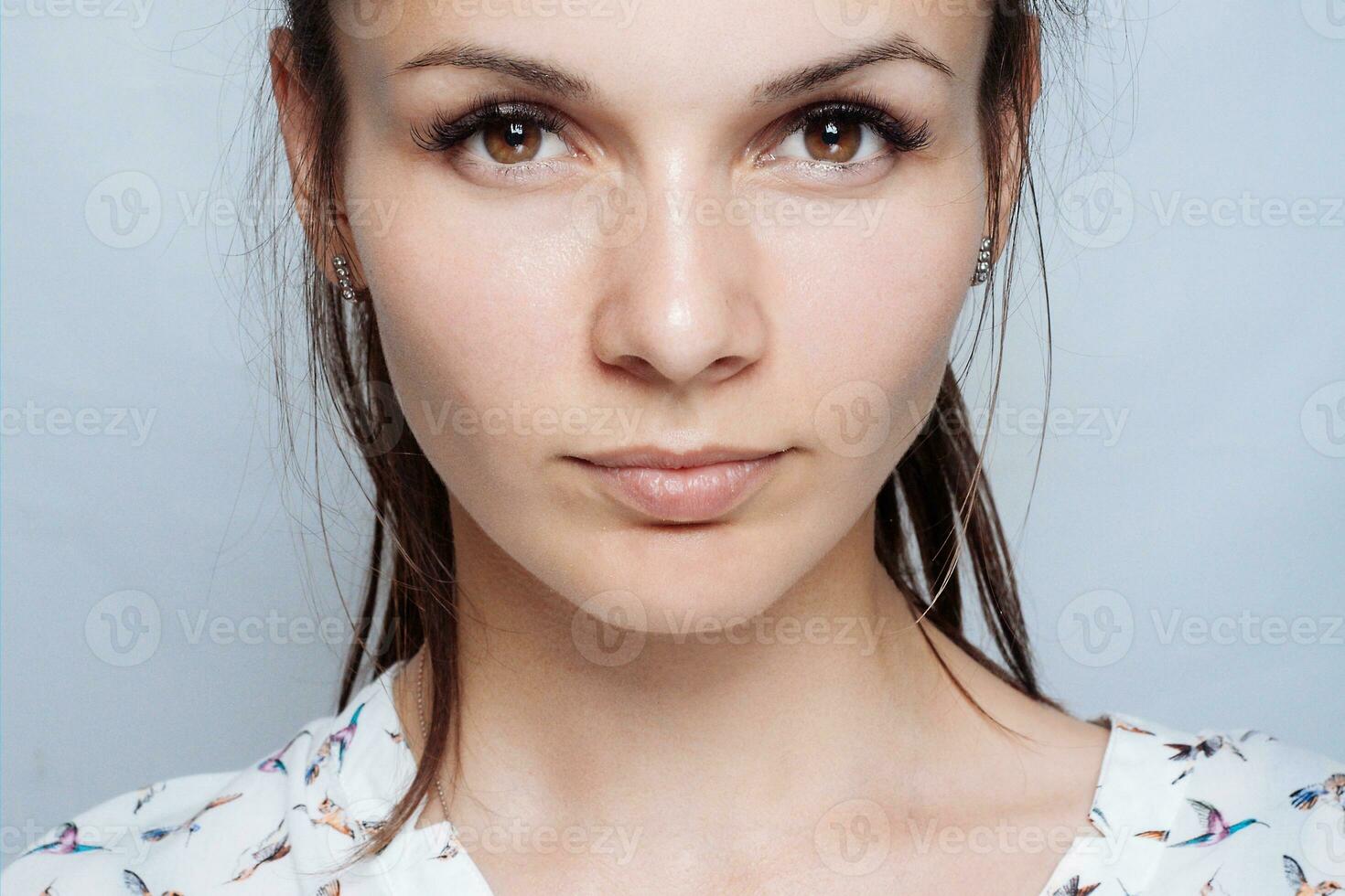 Jeune femme beauté portrait. Naturel doux faire en haut. photo