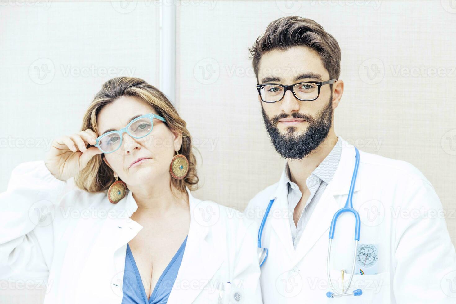 couple de médecins dans hôpital photo