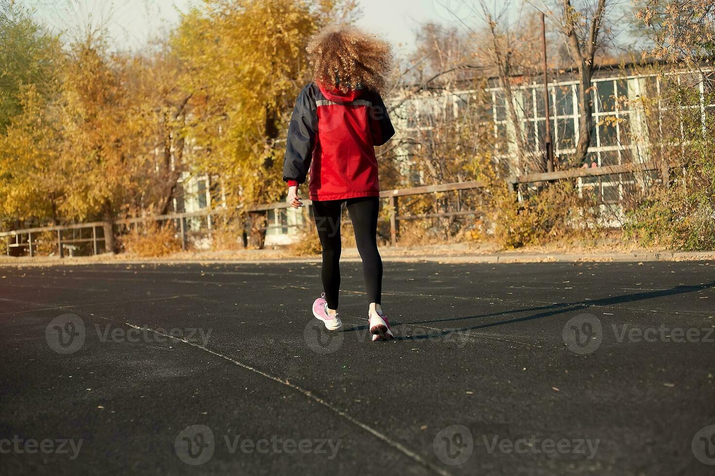 Jeune femme fonctionnement à Piste et champ stade photo